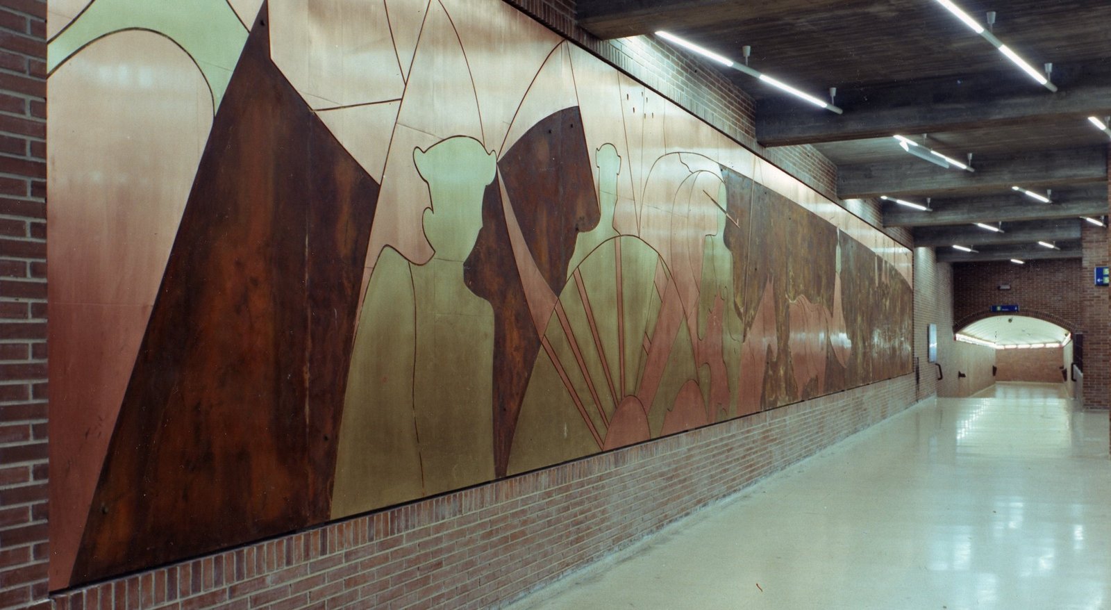 Mural escultórico taurino de 25 metros en la estación de Ventas, Madrid, de José Luis Fernández